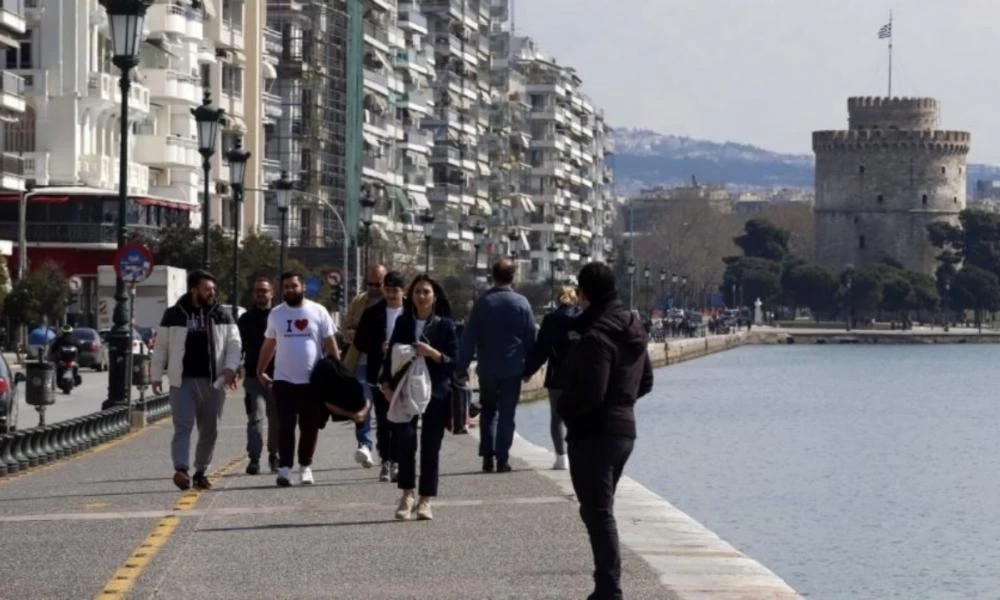 Χιλιάδες κόσμος «ξεχύθηκε» στην παραλία της Θεσσαλονίκης